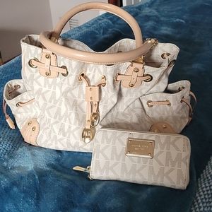ECU Michael kors leather signature bag an Vanilla